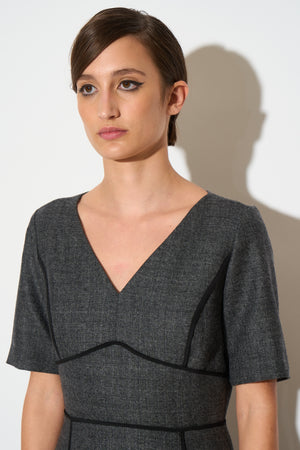 Robe cintrée en laine vierge moulinée