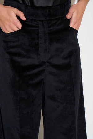 Pantalon en velours de coton marqué d'un motif floral embossé détail avant - Noir