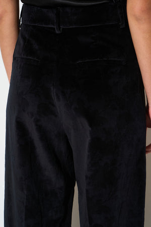 Pantalon en velours de coton marqué d'un motif floral embossé détail dos - Noir