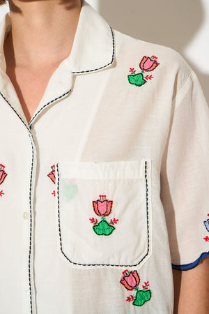 Wide cut shirt embroidered in cotton muslin