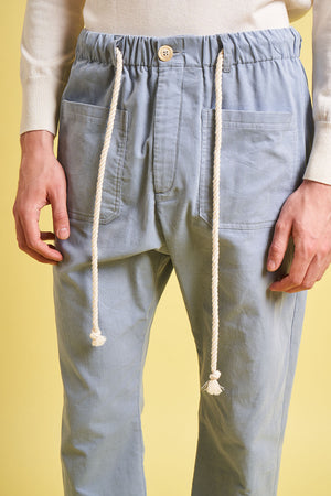 Pantalon style chino coupe carotte détail - Bleu