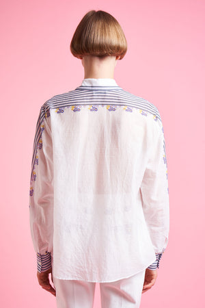 Soft and light loose shirt with placed design