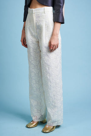Pantalon en organdi de coton et soie brodée d'un motif floral