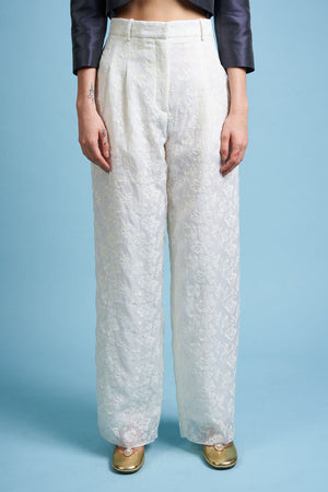 Pantalon en organdi de coton et soie brodée d'un motif floral