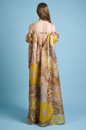 Loose and voluptuous long dress in silk gazar