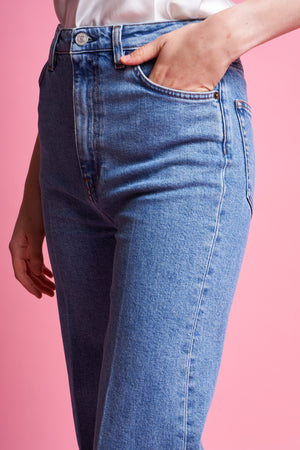 High-waisted, straight-cut jeans