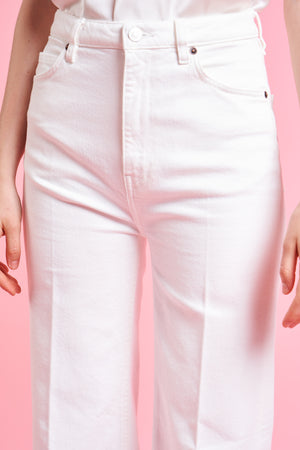 High-waisted, straight-cut jeans