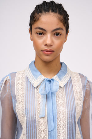 Chemise en organza de soie avec bandes de dentelles incrustées