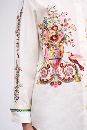 Loose shirt hand embroidered with floral patterns