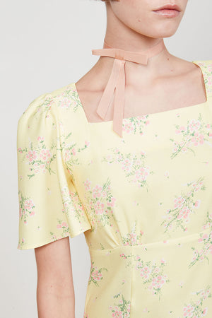 Robe en crepe évasée à l'imprimé floral zoom - Jaune