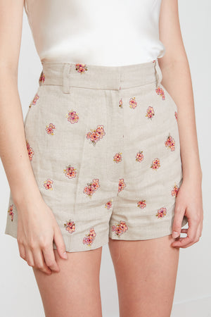 Linen shorts embroidered with floral motifs